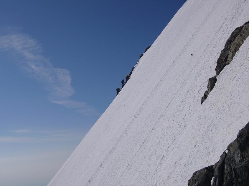 jolie vue de la cordée de 3 qui sont monté par l'arête ENE