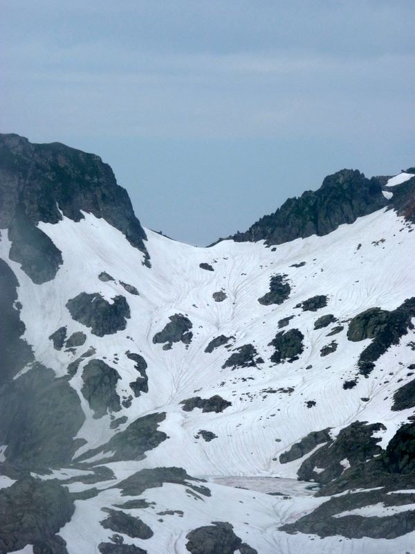Le col de la Croix est encore trop enneigé pour être facilement praticable à pied