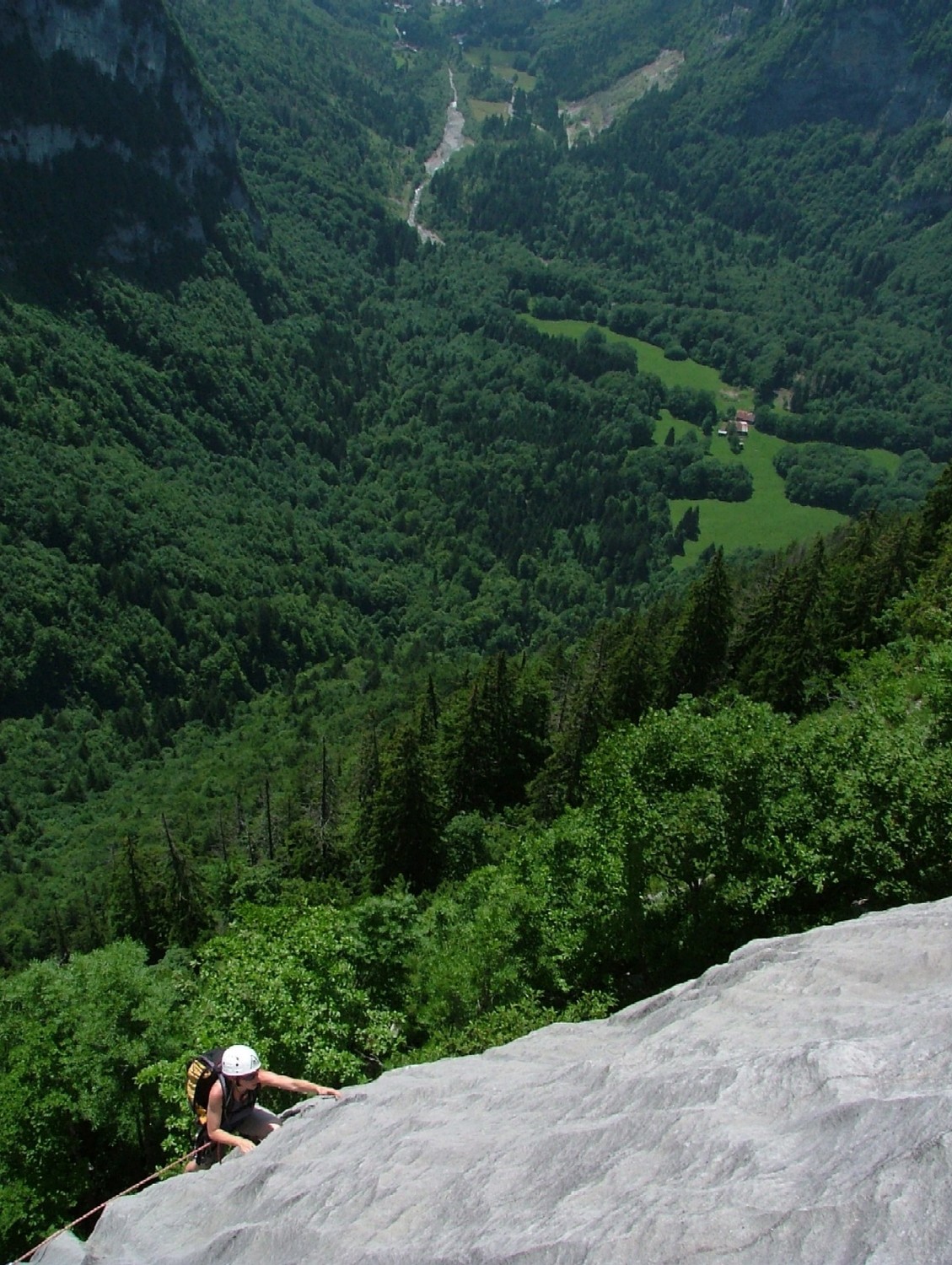 Ligne de Vie - Fanny dans L15, au fond la vallée du Clévieux avec le Latay (clairière de départ) et au loin les Moulins et Samoëns