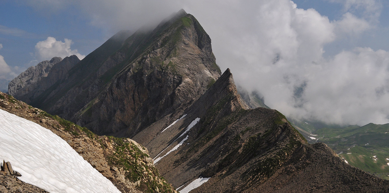Le Mont Fleuri, avec à gauche le départ à ski au-dessus du col ...