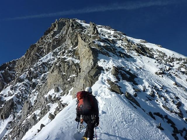 Vue de l'arête sommitale depuis le col supérieur du Tour Noir.