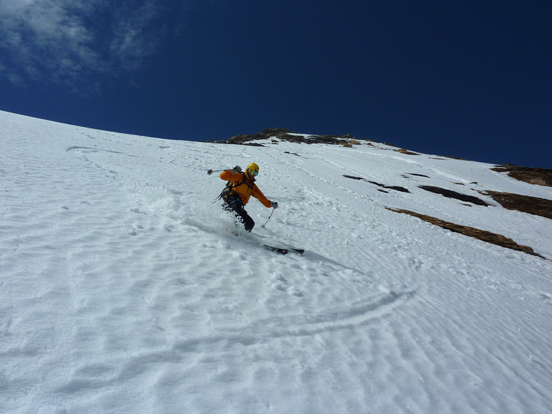 Sur le haut de la face