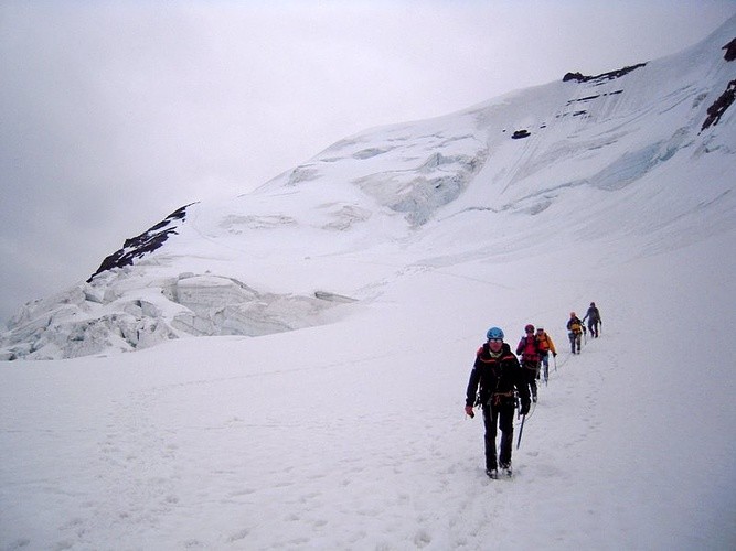 A la descente - Voie de montée à gauche depuis l'épaule rocheuse