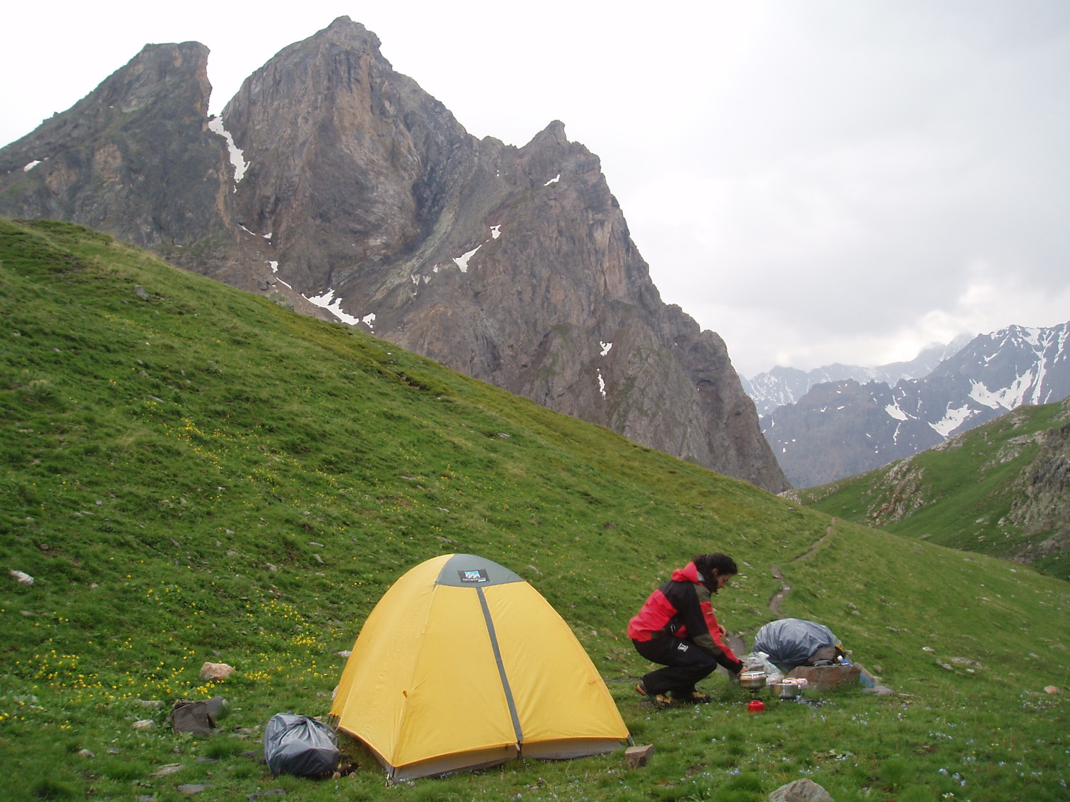 Le bivouac, avec fenêtre sur les Agneaux (derrière le rideau)
