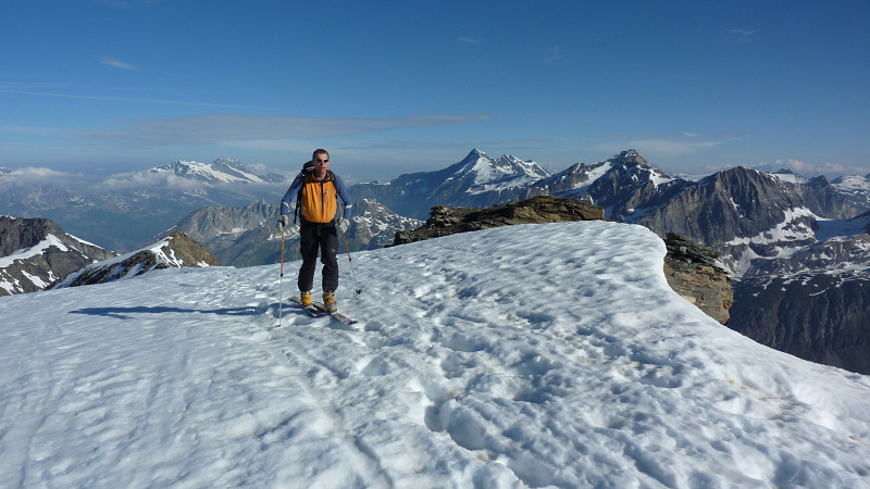 Arrivée au sommet à ski