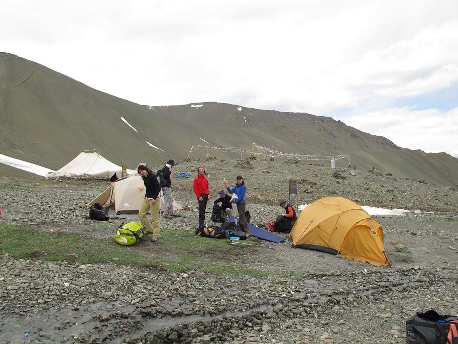 Base Camp 4950m sur fond de tente du Police Men