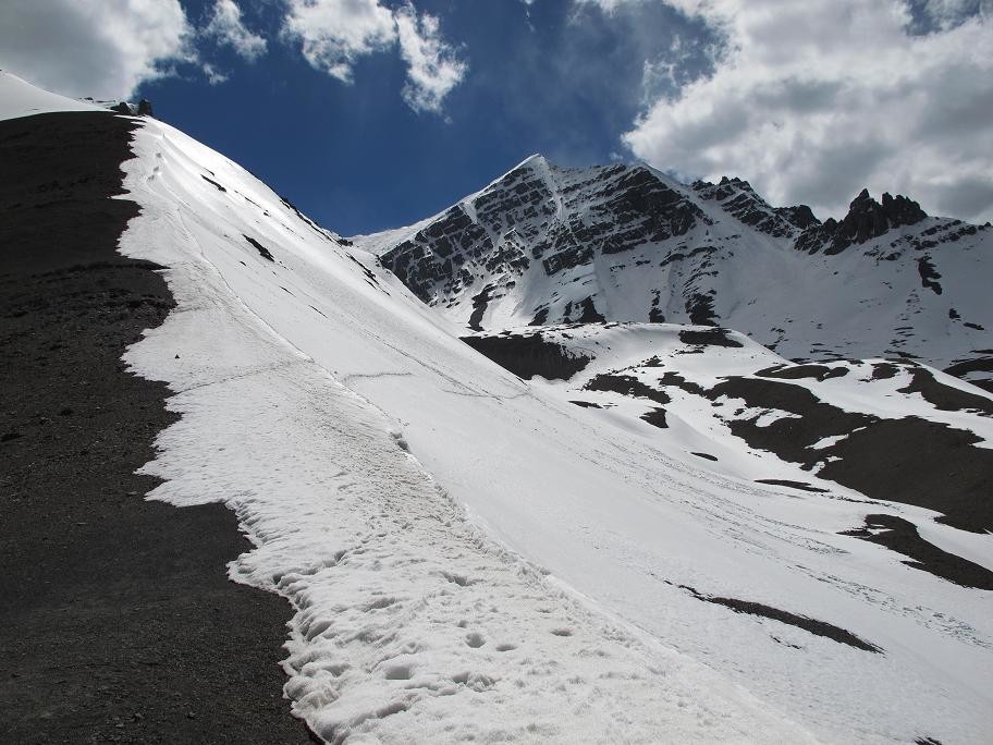 vue de l'epaule juste au dessus du Base Camp 5200m