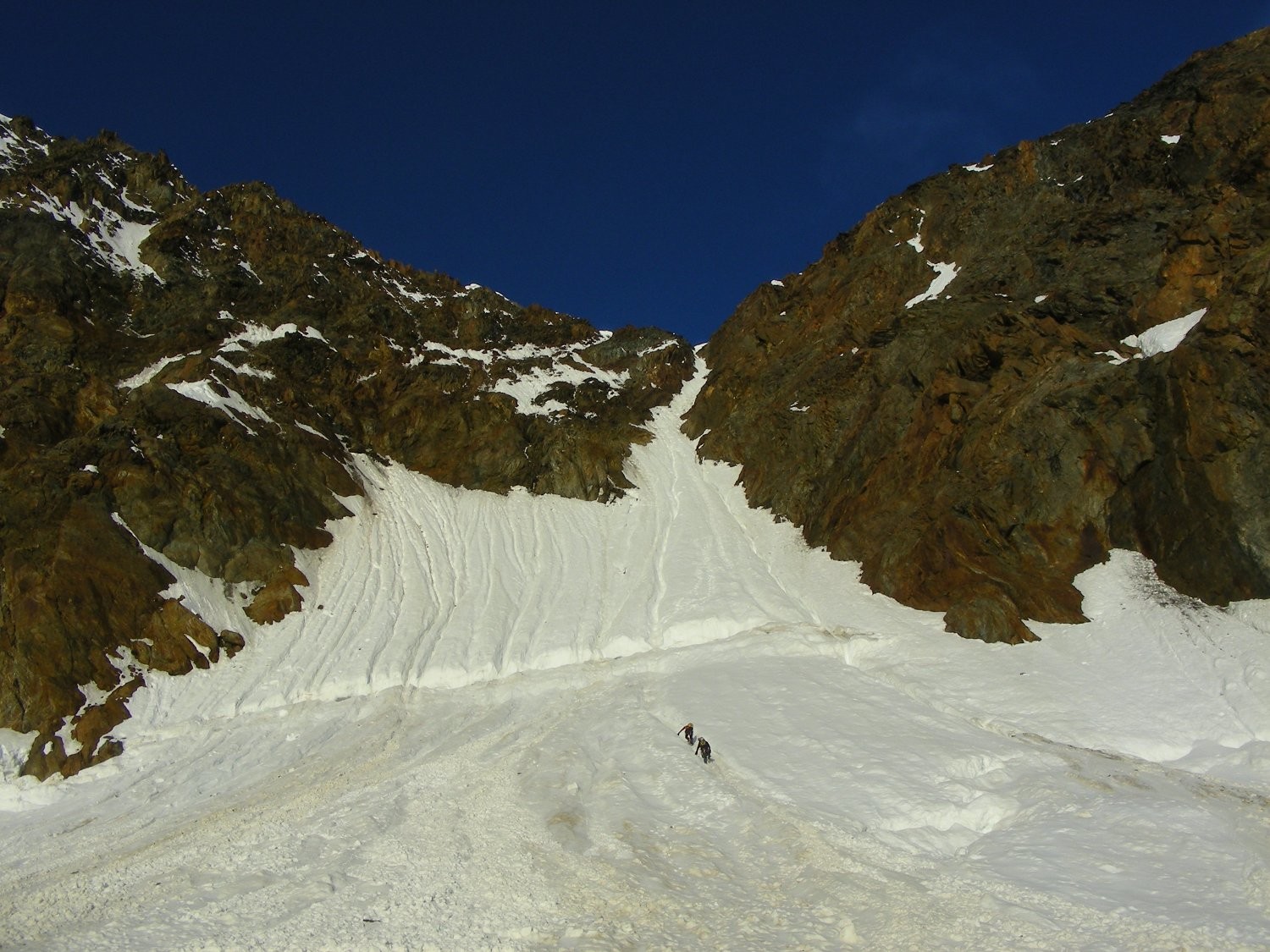 Une cordée nous précede au pied du couloir du Dirrujoch