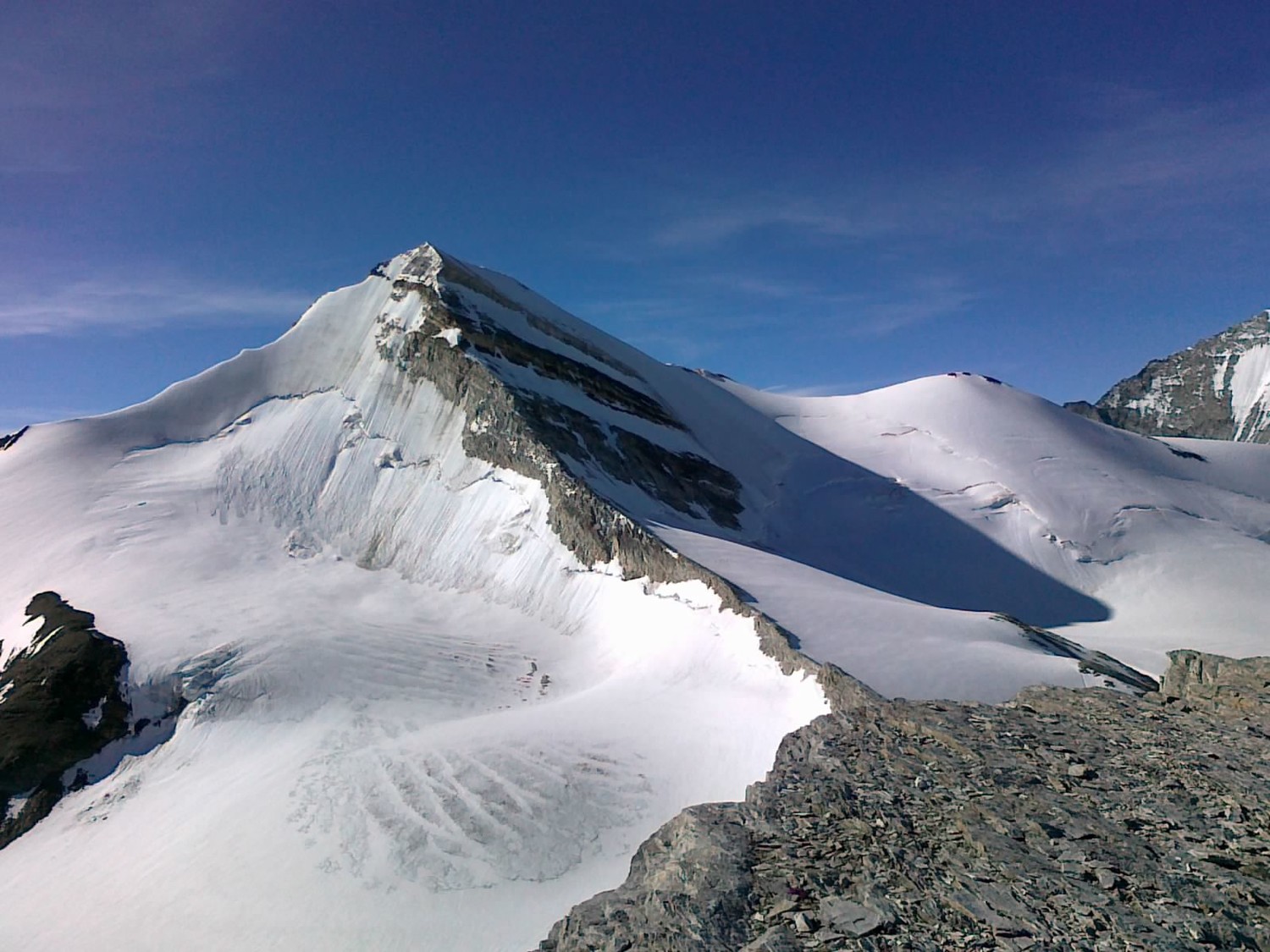 Arrête nord-ouest du Brunegghorn, avec les trois bandes rocheuses touchant l'arrête - partie neigeuse amont n'existe plus.