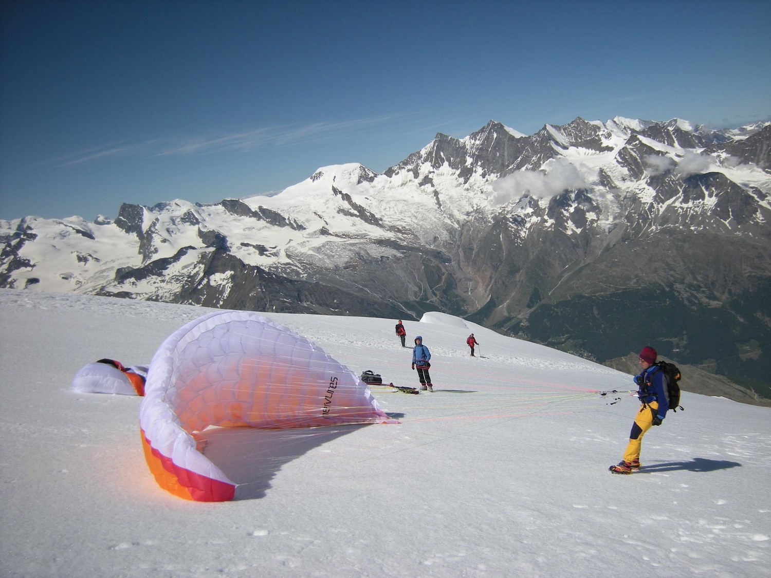 Weissmies. Décollage du sommet bien venté.