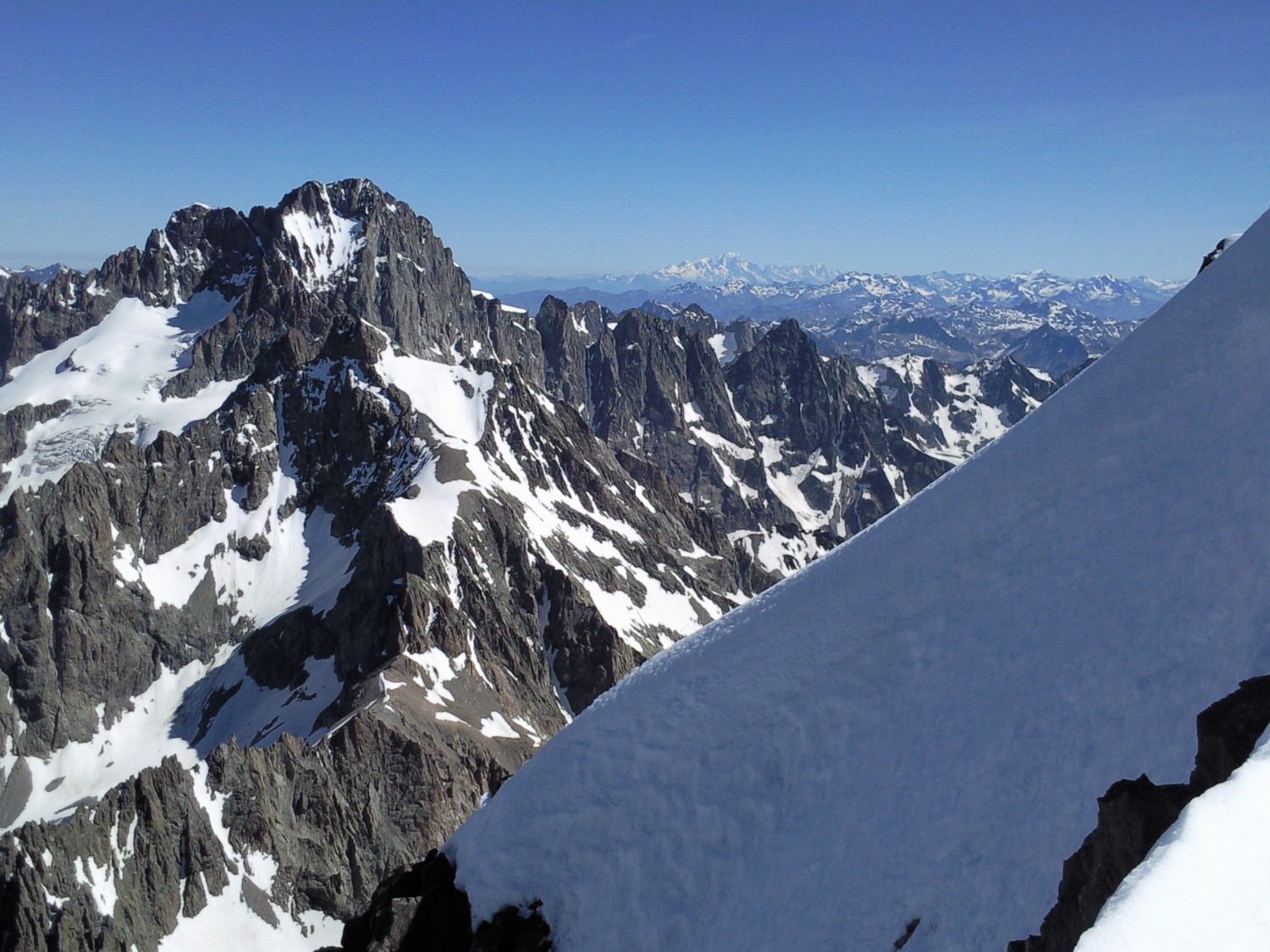 la face sud de la Barre et au loin, le Mont Blanc