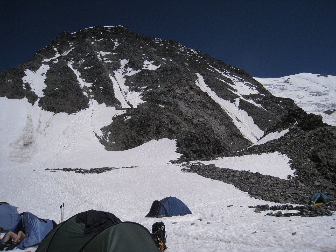 bivouac au pied du - Gd Couloir - face W Aig du Goûter