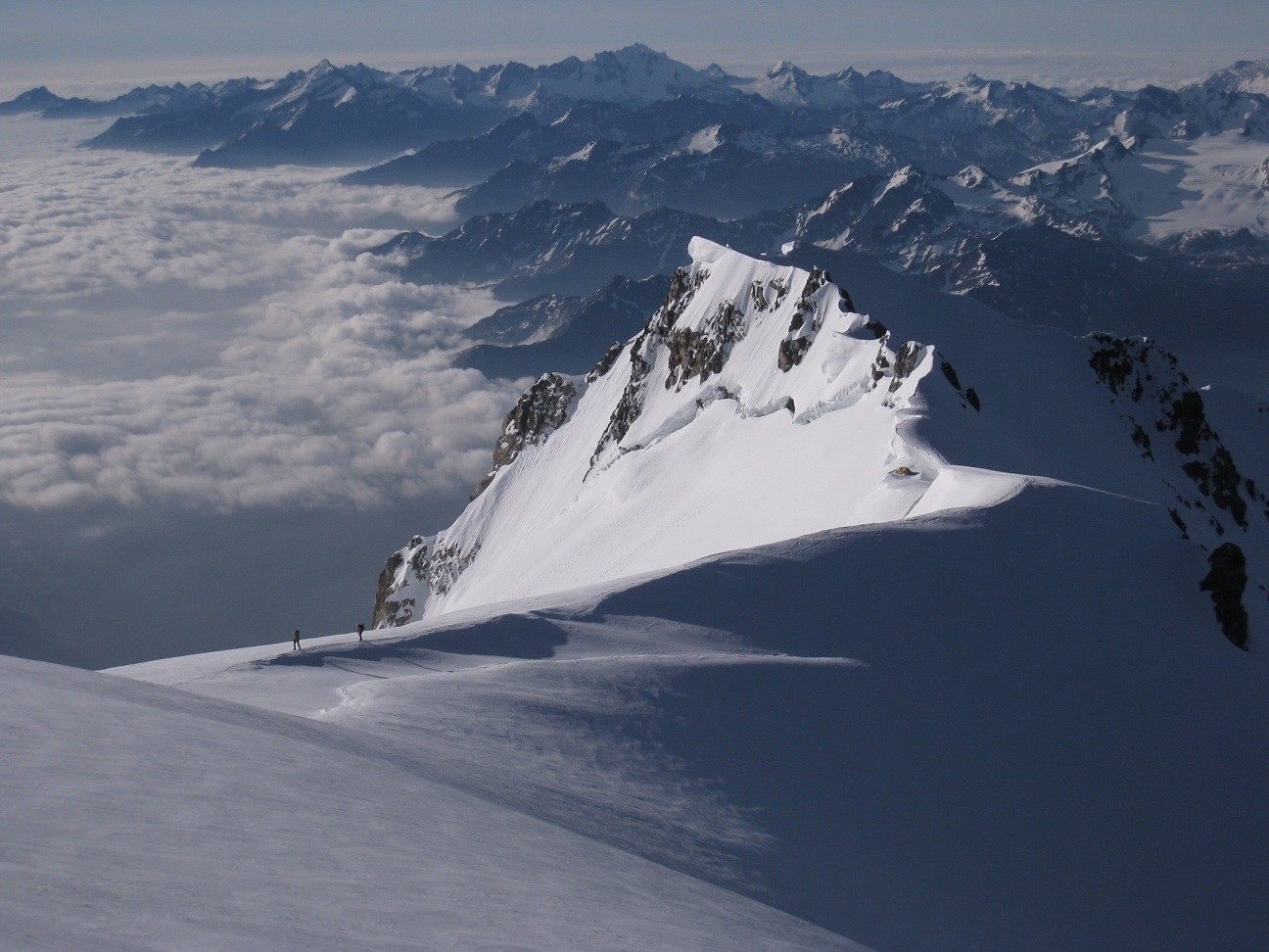 Mt. Blanc - cordée arrivant par les Aig. Grises