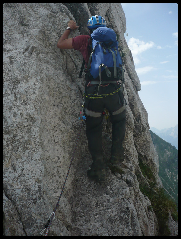 Posibilité de remonter plein axe depuis le petit col, ce qui permet d'éviter le vide (coinceur, sangle)