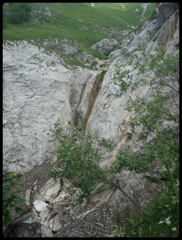 Pour éviter la chute d'eau et le "glacier" en-dessous...