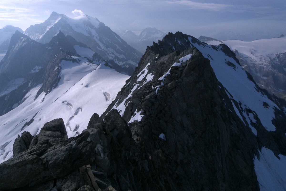 L'arête vers la pointe du Vallonet (et les grands couloirs derrière)