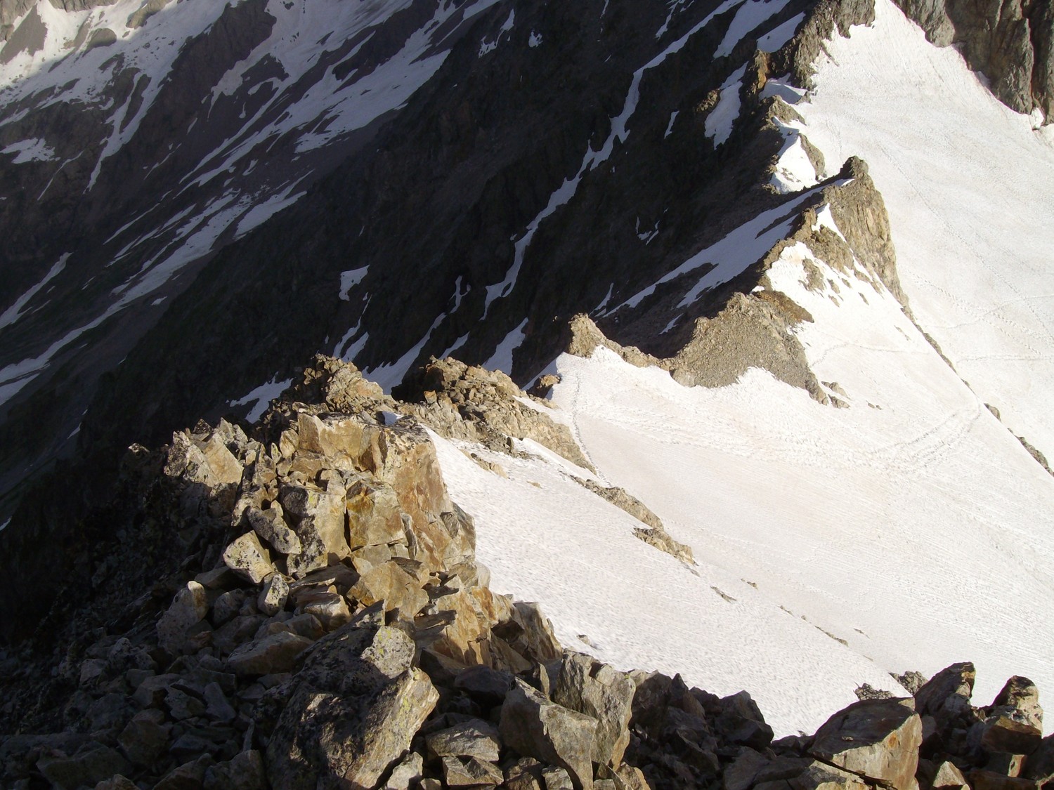 Depuis le sommet, l'arête qui mène au col du Gioberney