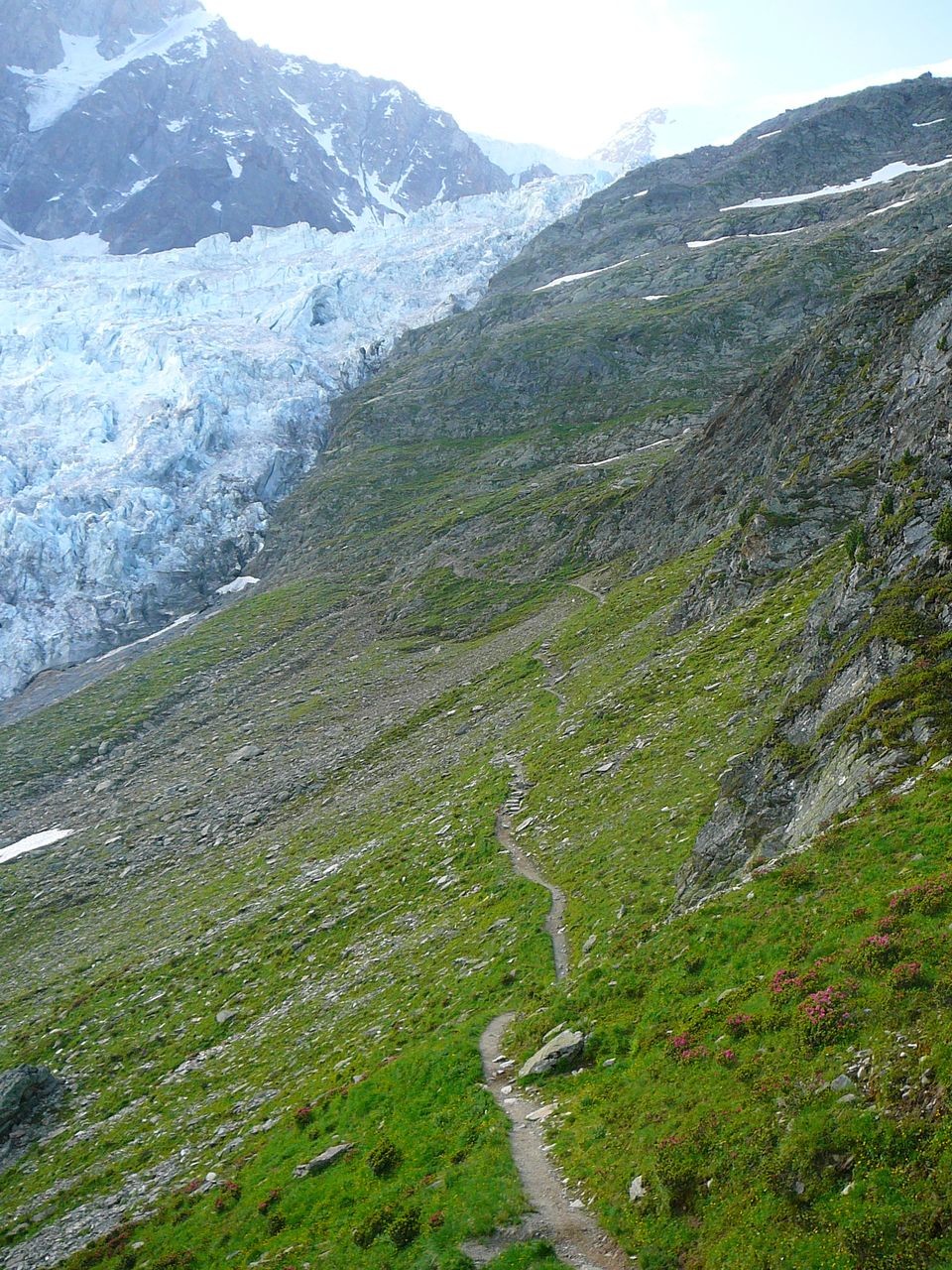 Le sentier qui monte vers la jonction, au delà du bec du Corbeau