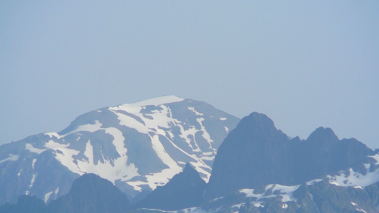 Le Buet, en arrière des Aiguilles Rouges