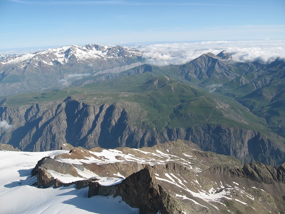 Rateau W - Pilier Paquet : Du sommet, magnifique vue vers le N (bout du glacier de la Girose au premier plan, plateau d'Emparis au fond...)