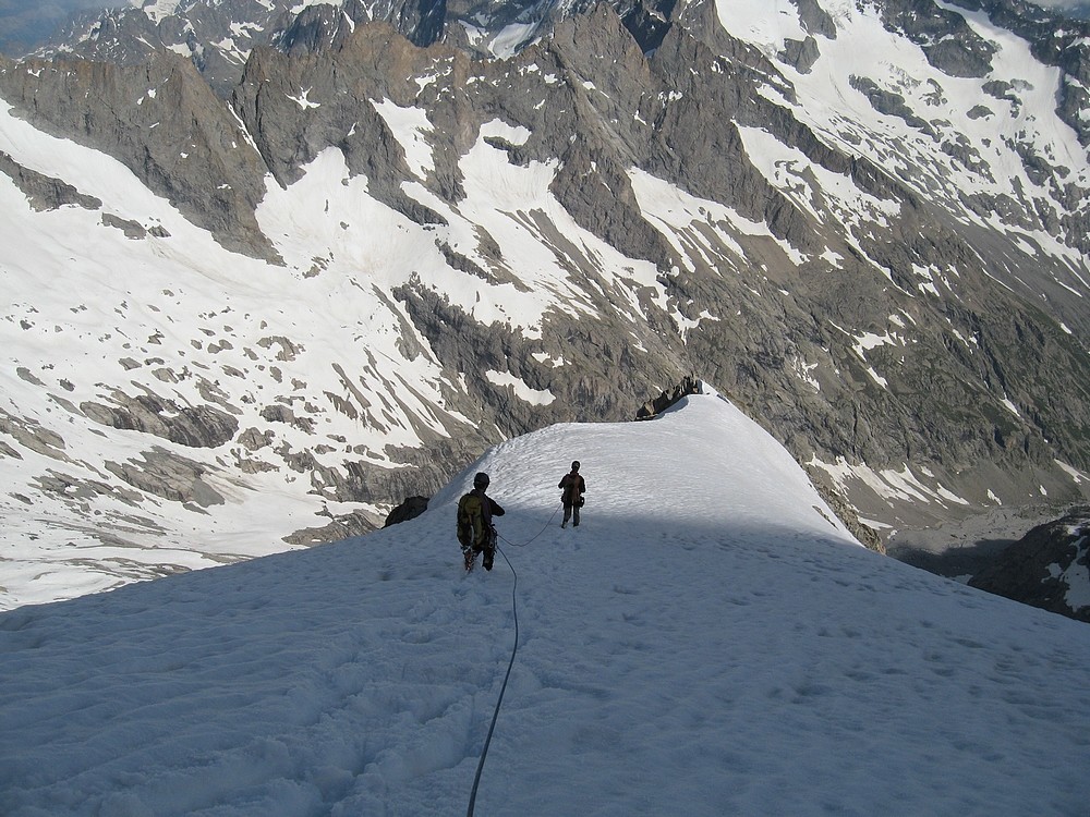 Râteau E - Descente par la face SE : Sur la petite arête neigeuse pour contourner la seconde barre