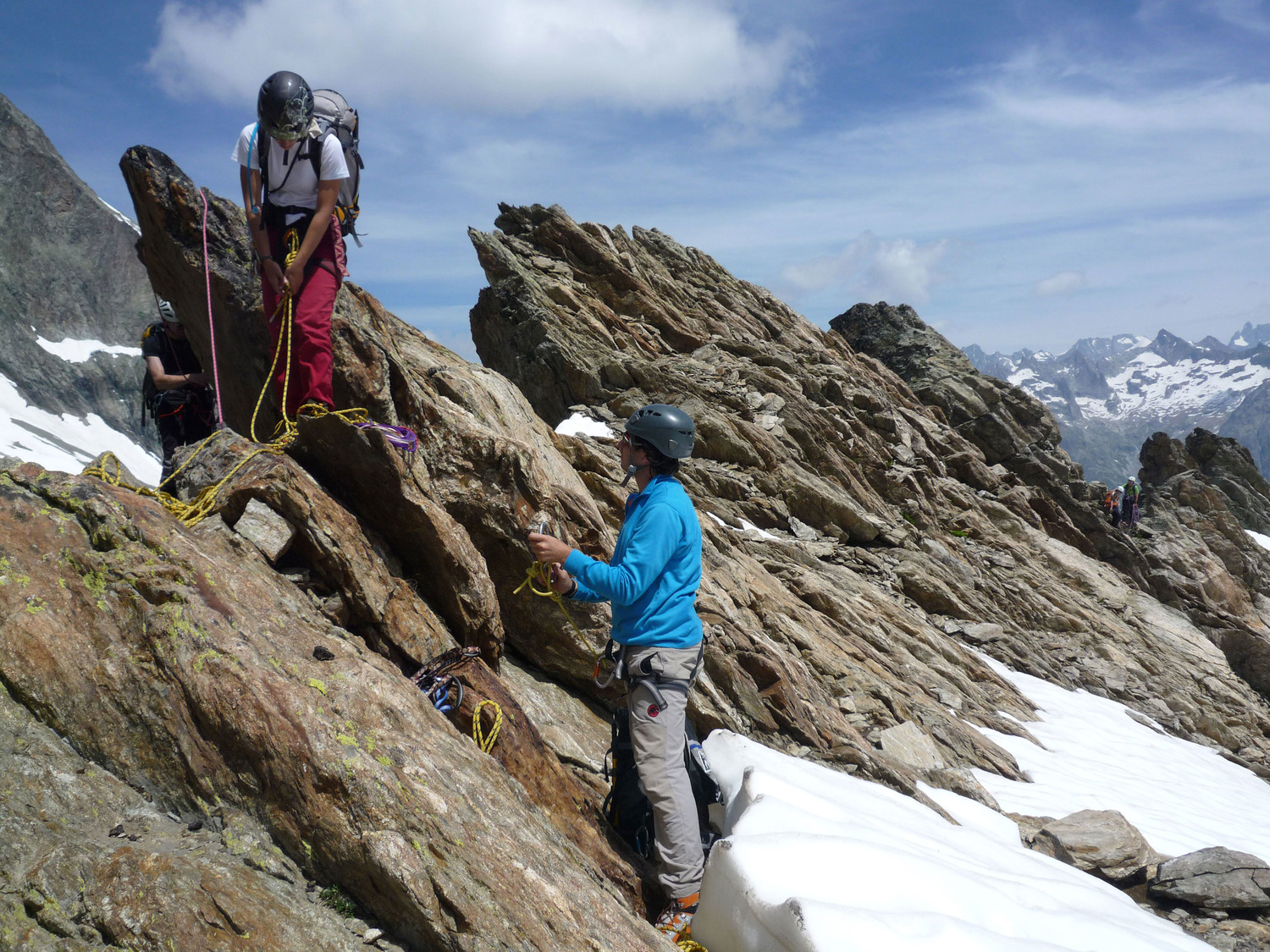 Fin de l'arête. Organisation d'une main courante pour aller chercher le rappel de 25m (à l'aplomb du col neigeux)
