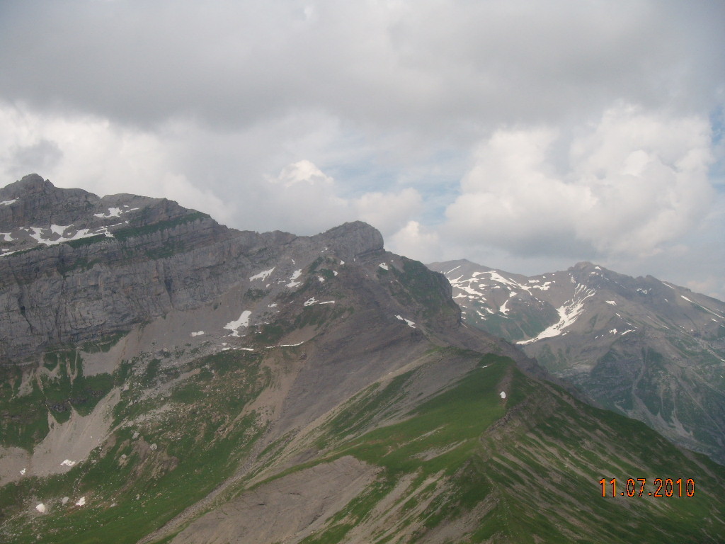 du sommet, vue sur la pointe de belgarde et les Avoudrues