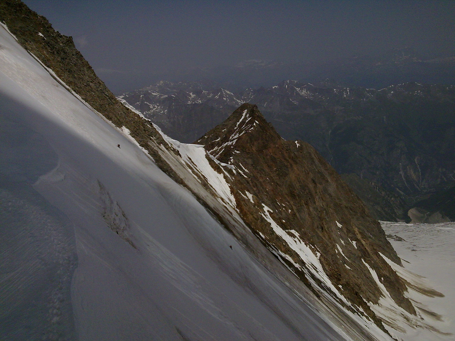 2 pers dans la face N du Hoberghorn devant le couloir du Dirrujoch