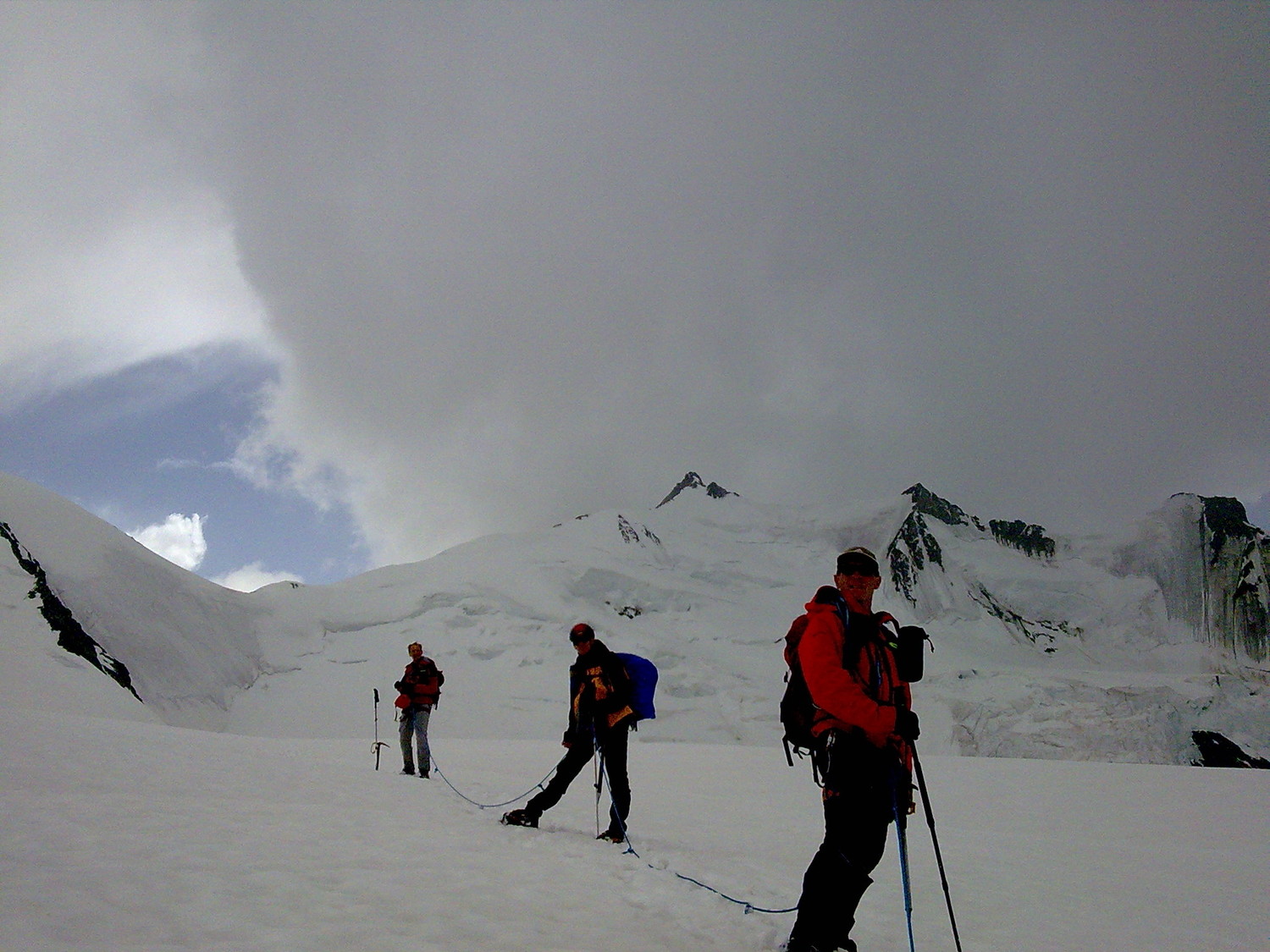 Traversée du Riedgletscher. au fond les Hoberg-Strecknadel-Nadelhorn
