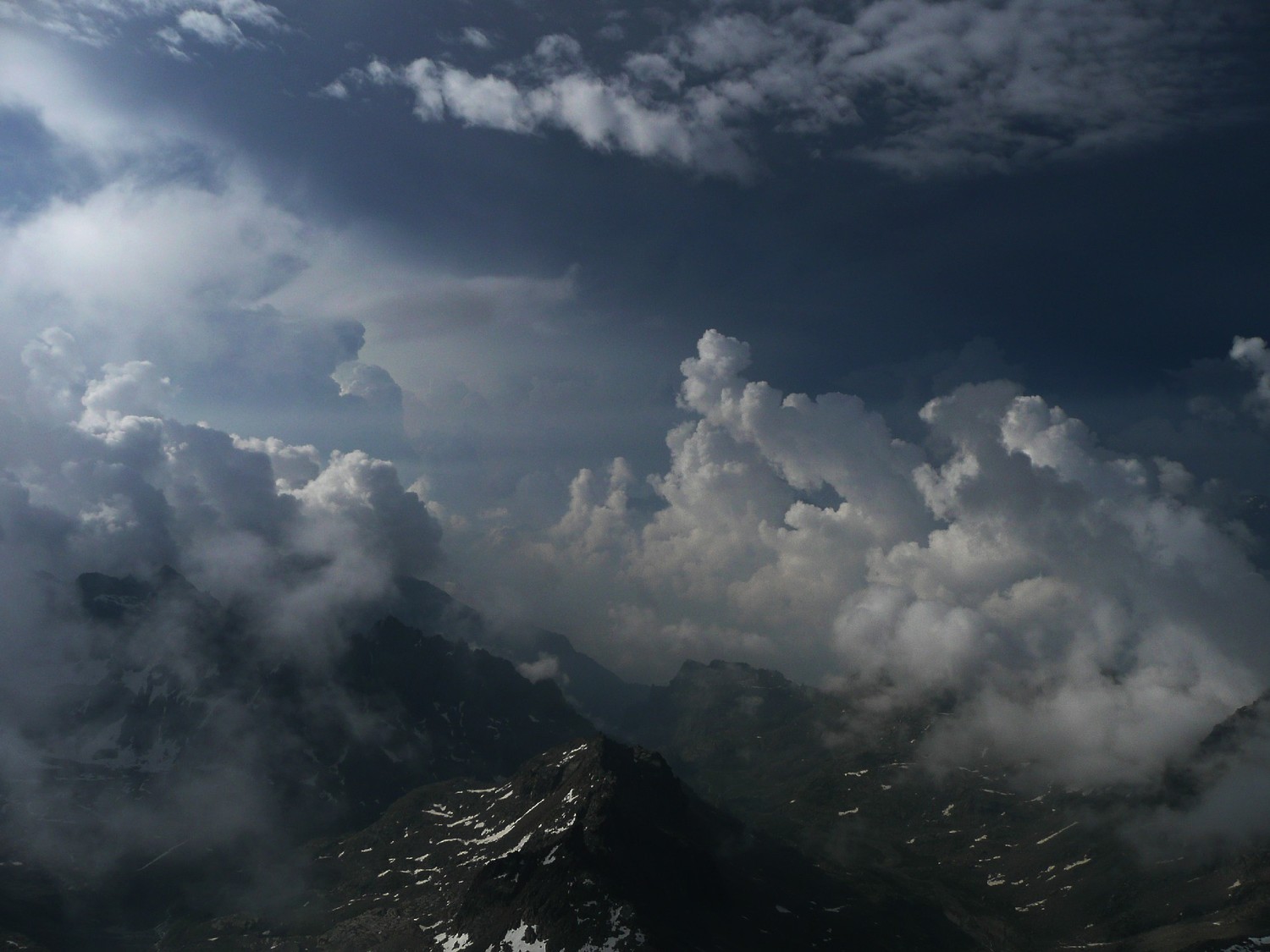 Orage du matin en formation sur la Valle del Orco