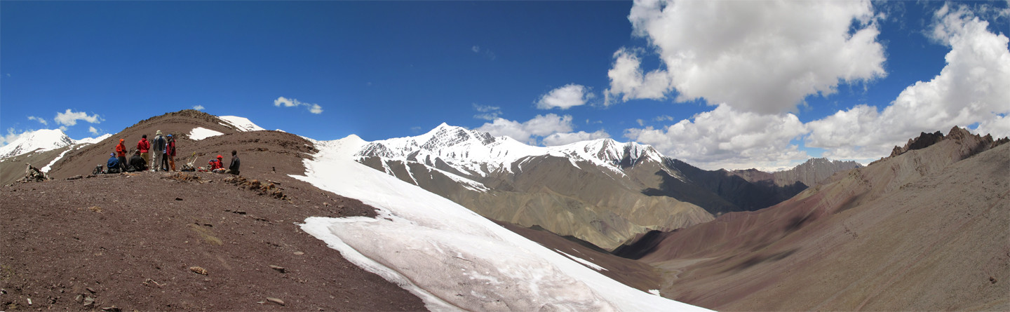 panorama d'un col avec vue du Stock Kangri