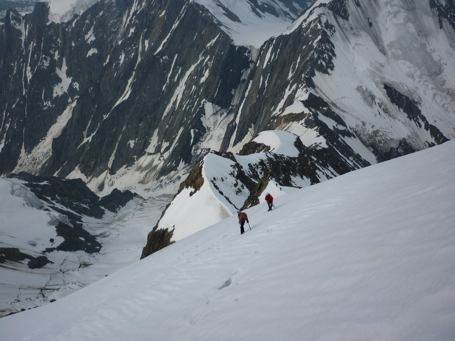 La dernière pente de neige avant le sommet et le cheminement de l'arête en arrière plan