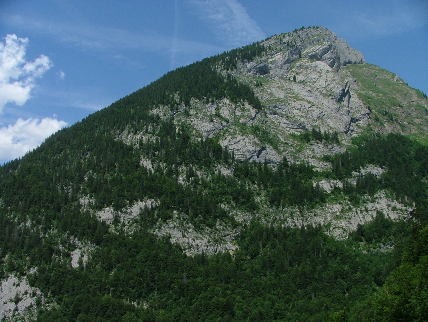 Ligne de Vie : de la sortie de la dalle du Tuet -L06- jusqu'en haut du Tuet (à droite : "les Copains d'abord")