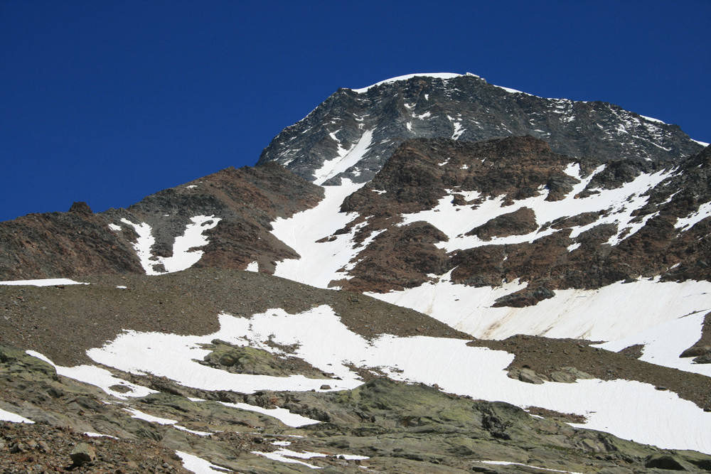 La haut le refuge du Gouter, plus bas la rampe de descente depuis le refuge de Tête Rousse