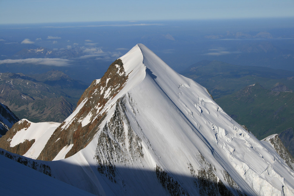 L'aig. de Bionassay et ses lignes si tranchantes. A sa droite les Saisies et l'aig. croche