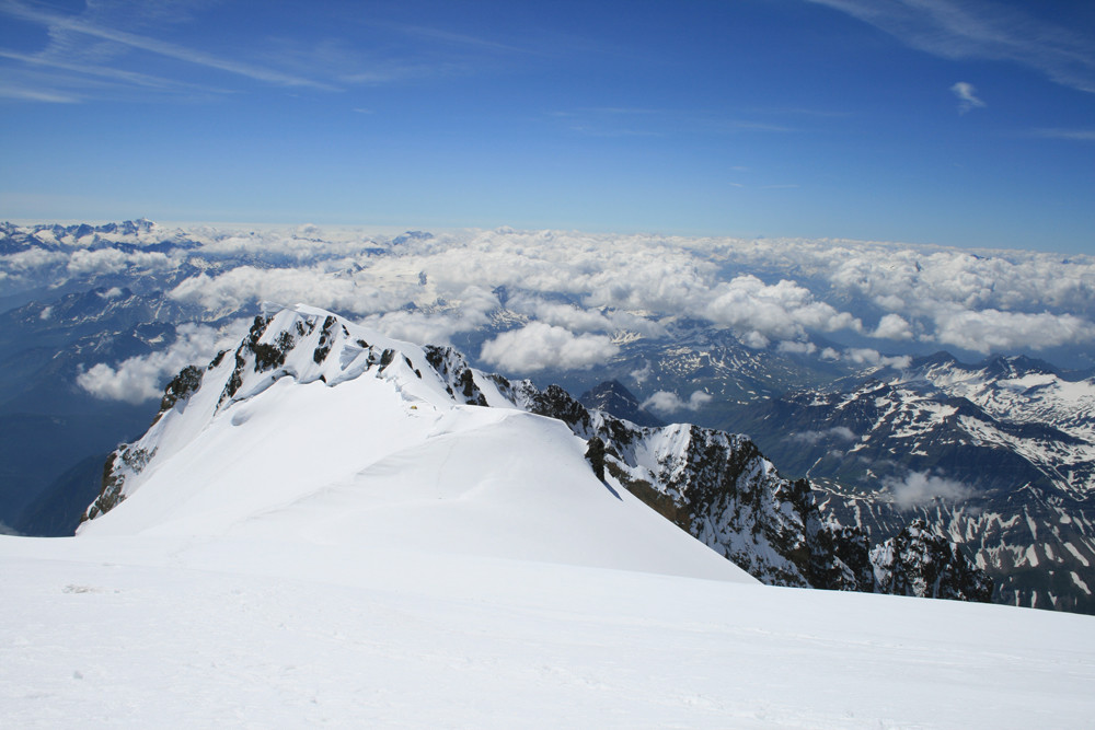 Le sommet, une tente (jaune) en direction du Mt Blanc de Courmayeur