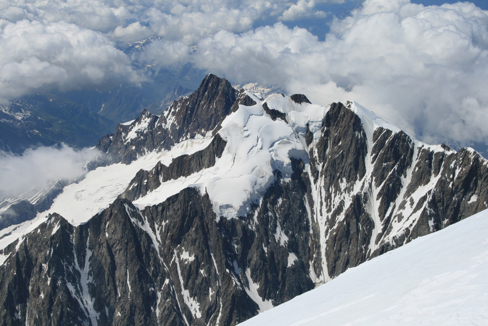 L'aig. des glaciers et devant l'improbable cuirasse dse glace des aiguilles de Tré la Tête