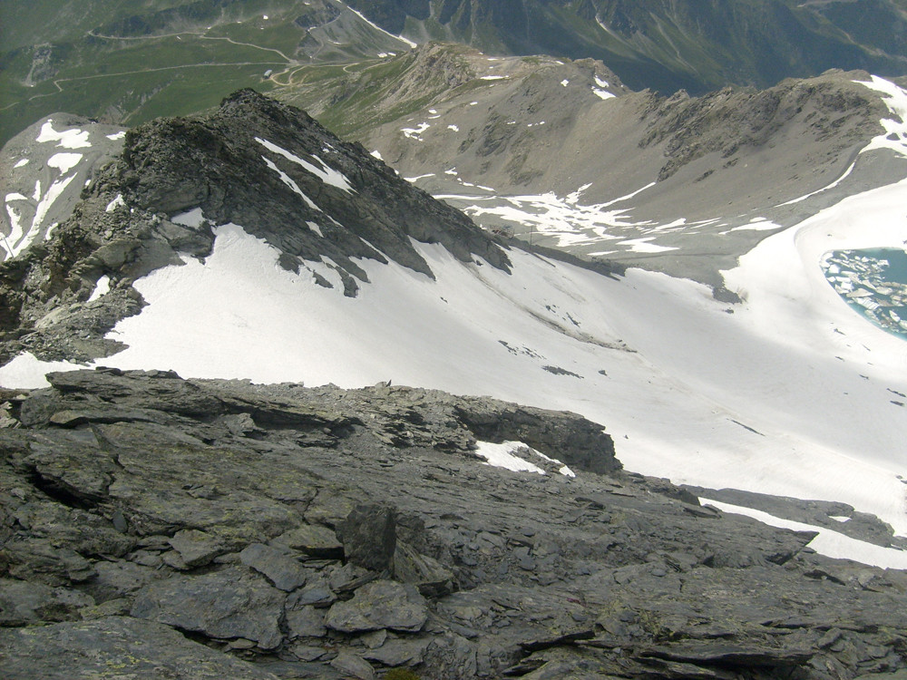 Retour par l'arête ouest puis la gare amont du télésiège visible plus bas