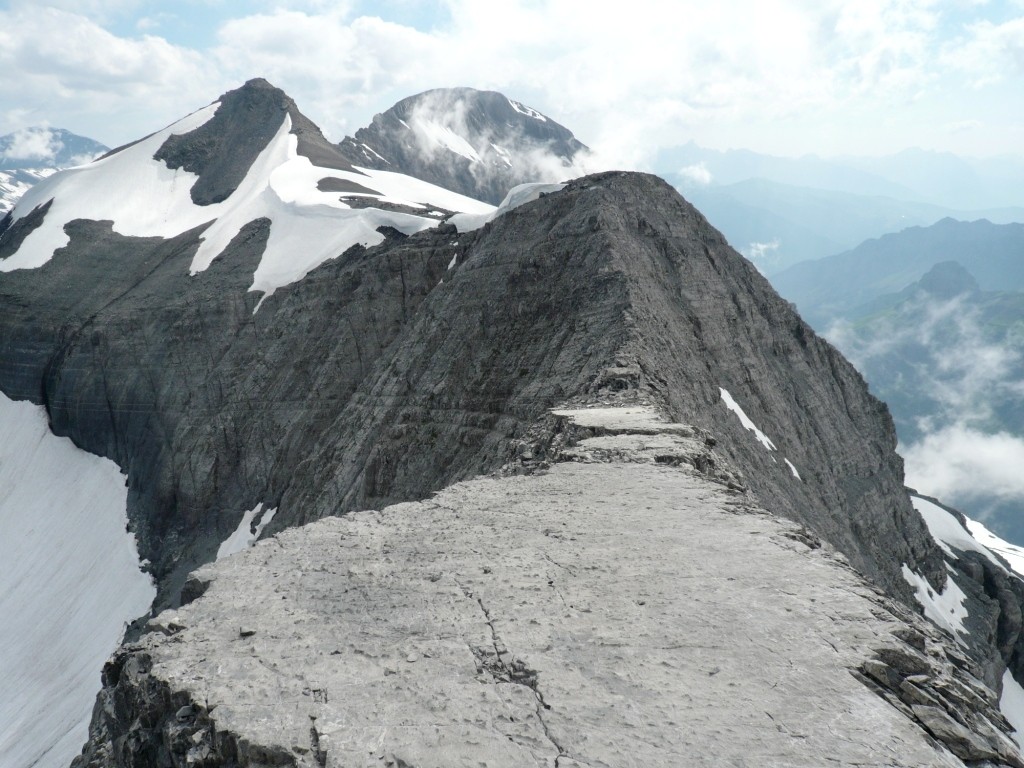 Arête étonnamment plate entre Tête et Tour des Rosses