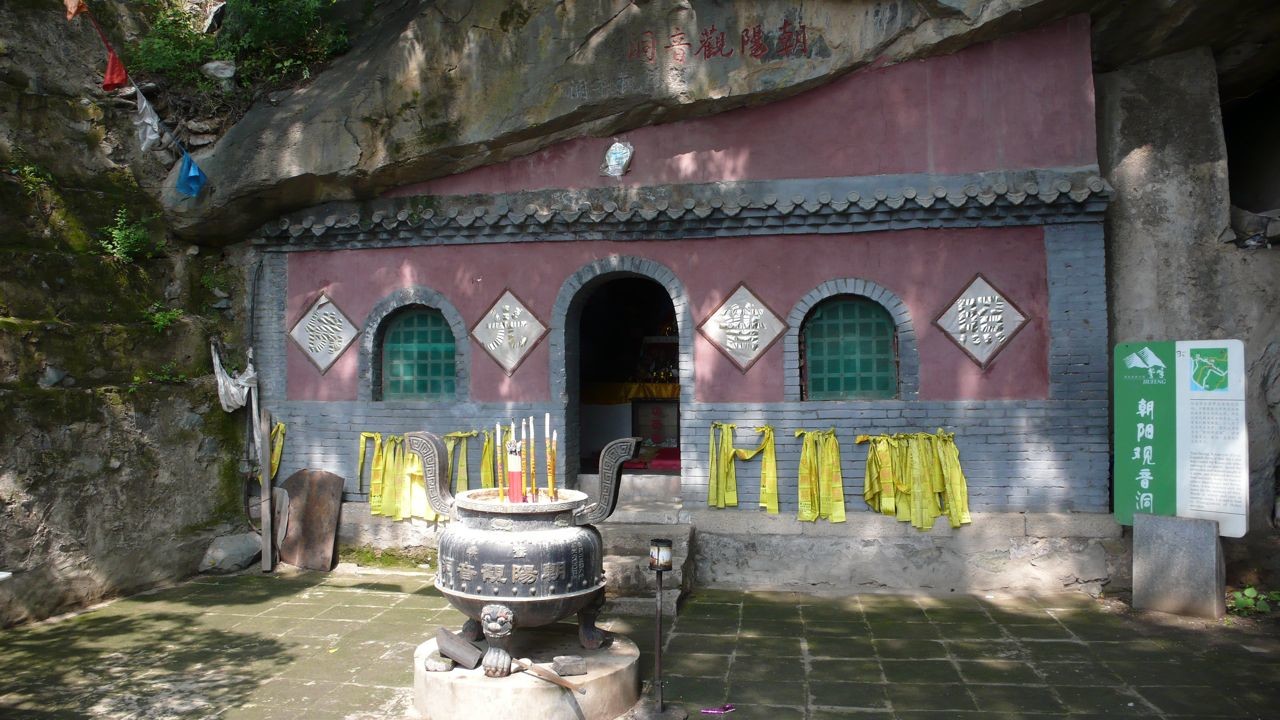 Petit temple sous un rocher