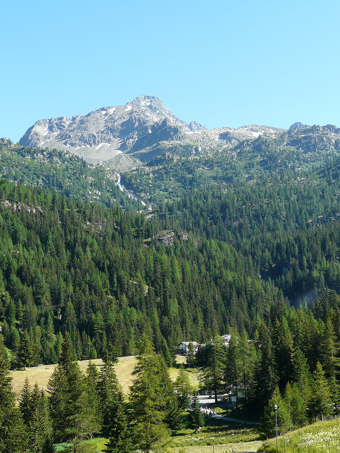 La Joux (Val d'Aoste) et le Grand Assaly en arrière plan