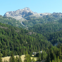 La Joux (Vallée d'Aoste) et le Grand Assaly en arrière plan