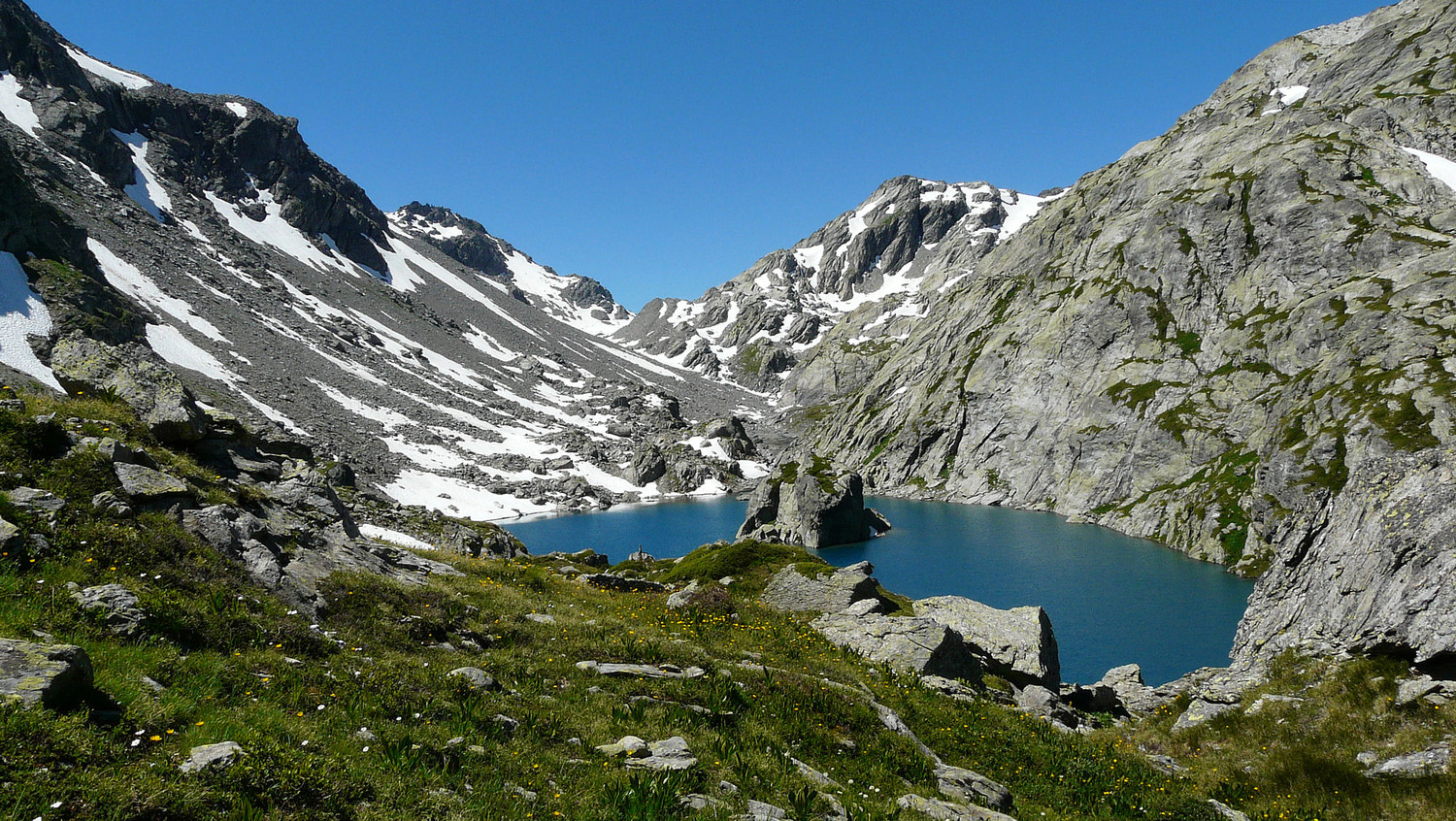 Lac supérieur de Belle Combe avec le col de la Louïe Blanche au fond (Val d'Aoste)