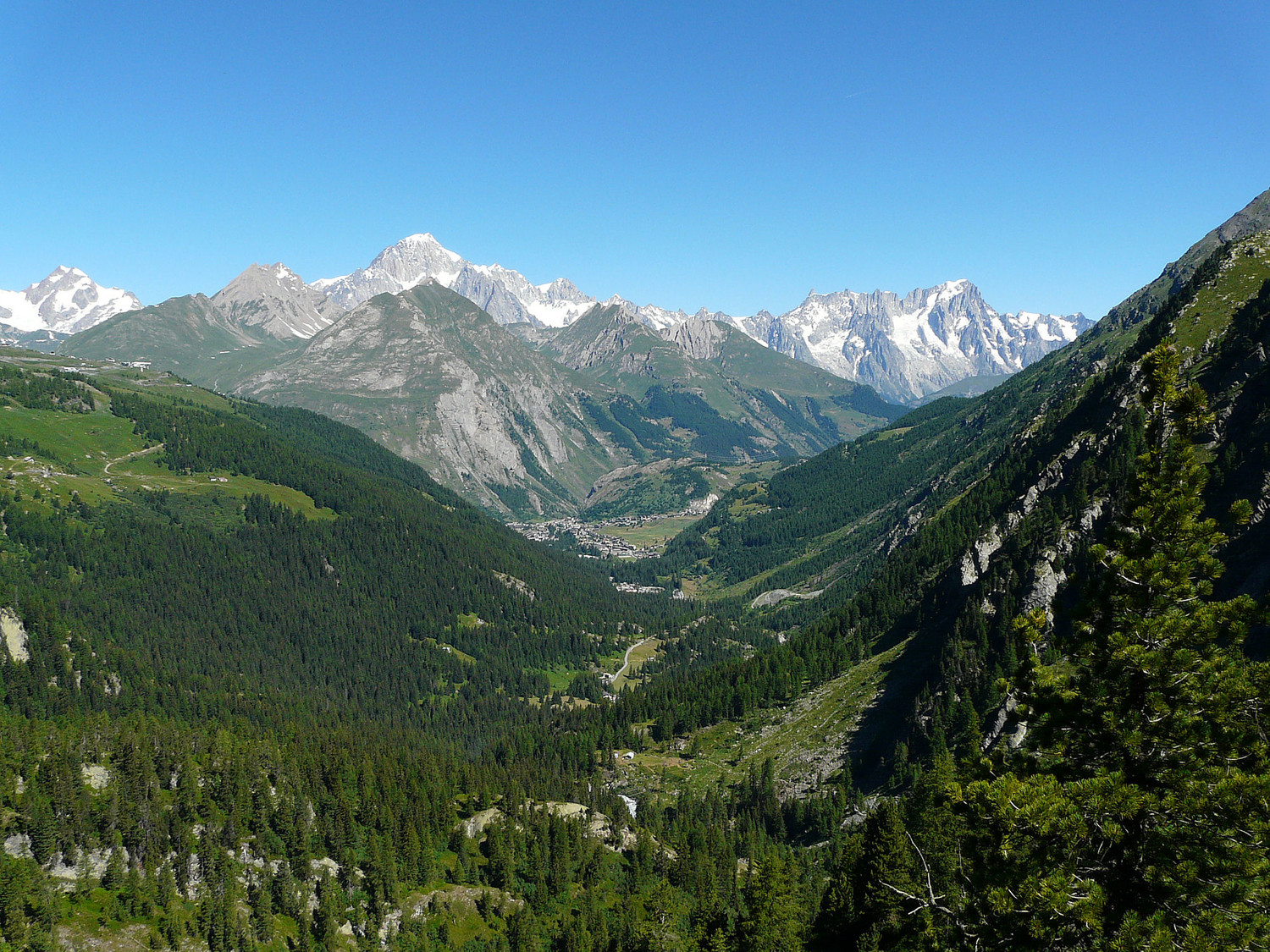Panoramique sur le massif du Mont Blanc avec la Thuile au premier plan