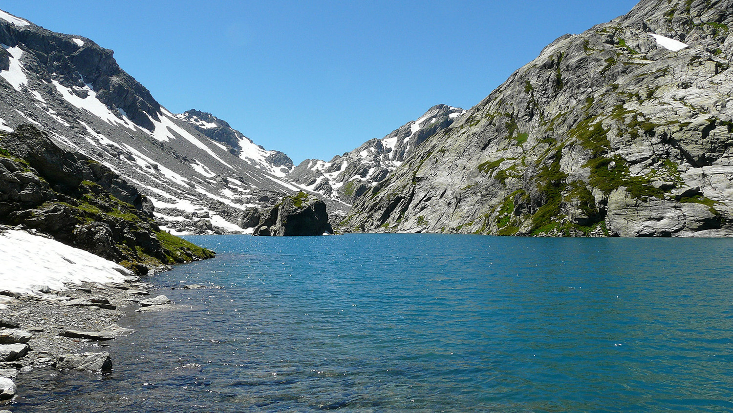 Lac de Belle Combe, col de la Louïe Blanche au fond