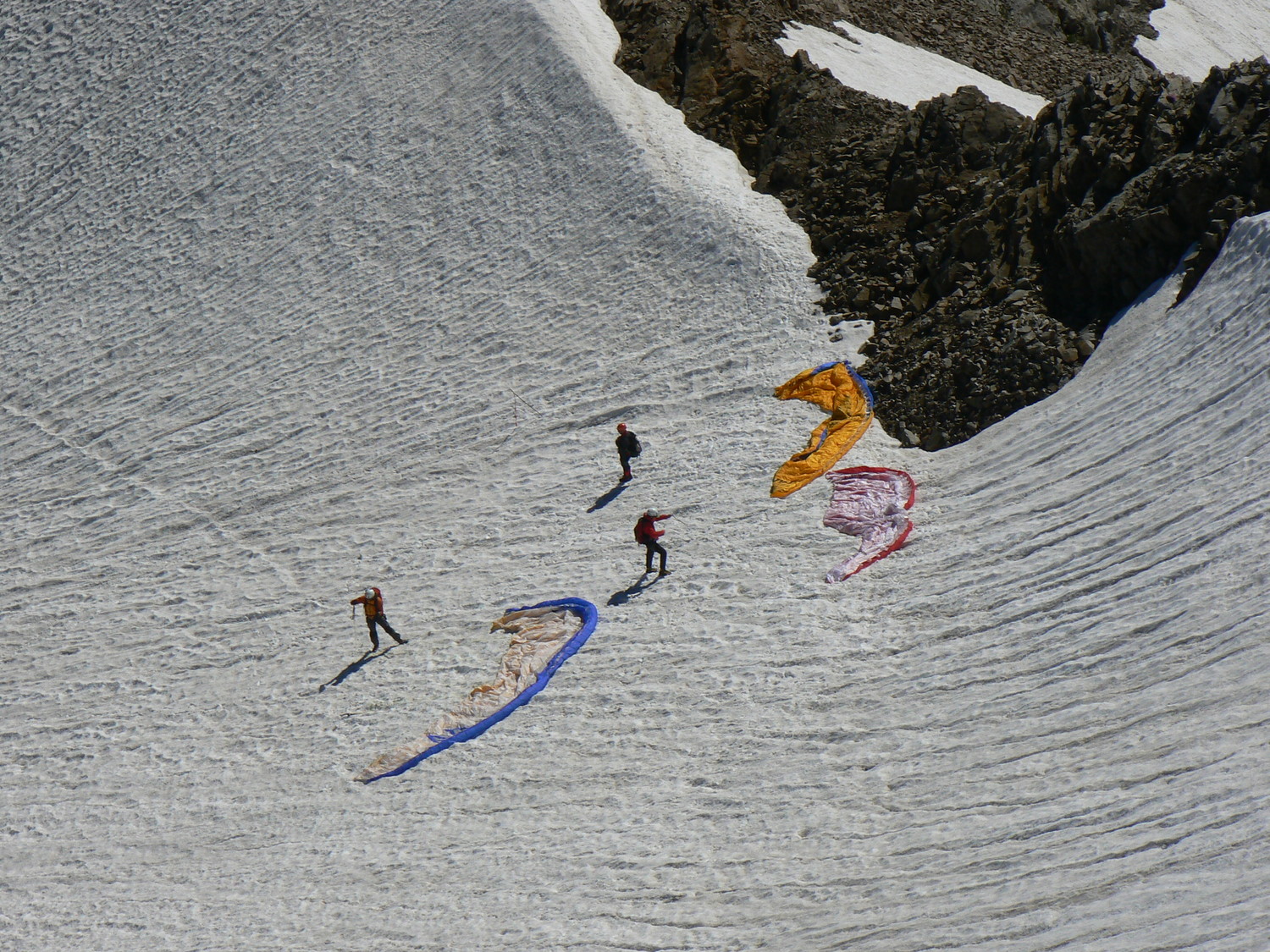 Parapentistes sur l'arête de Montvoisin (Rochail)