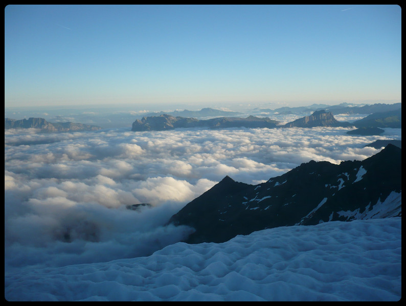 Au col, des belles couleurs toujours et la vue sur l'arêt du Tricot...