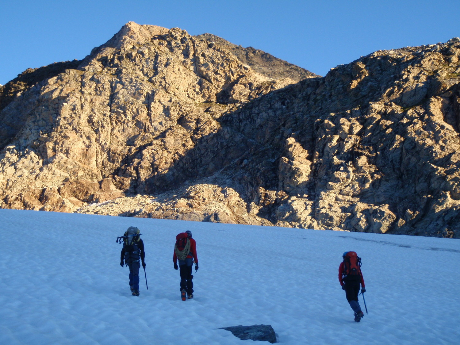 En haut du couloir de neige qui quitte le glacier.