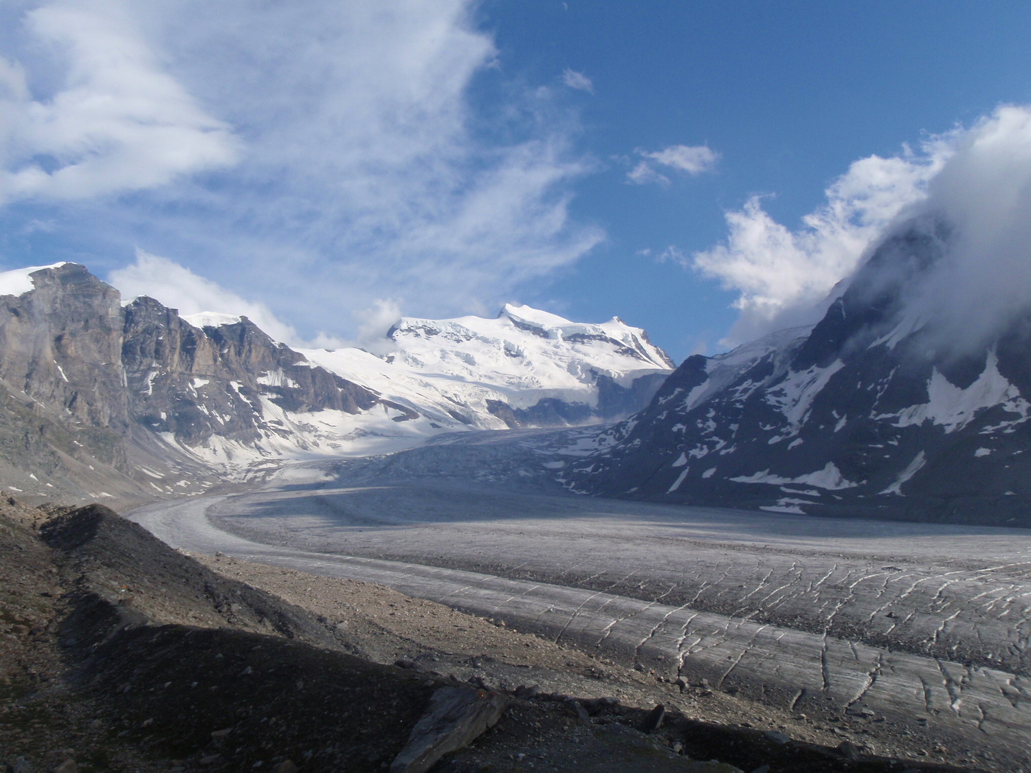 Le glacier de Corbassière avec le Grand Combin au fond