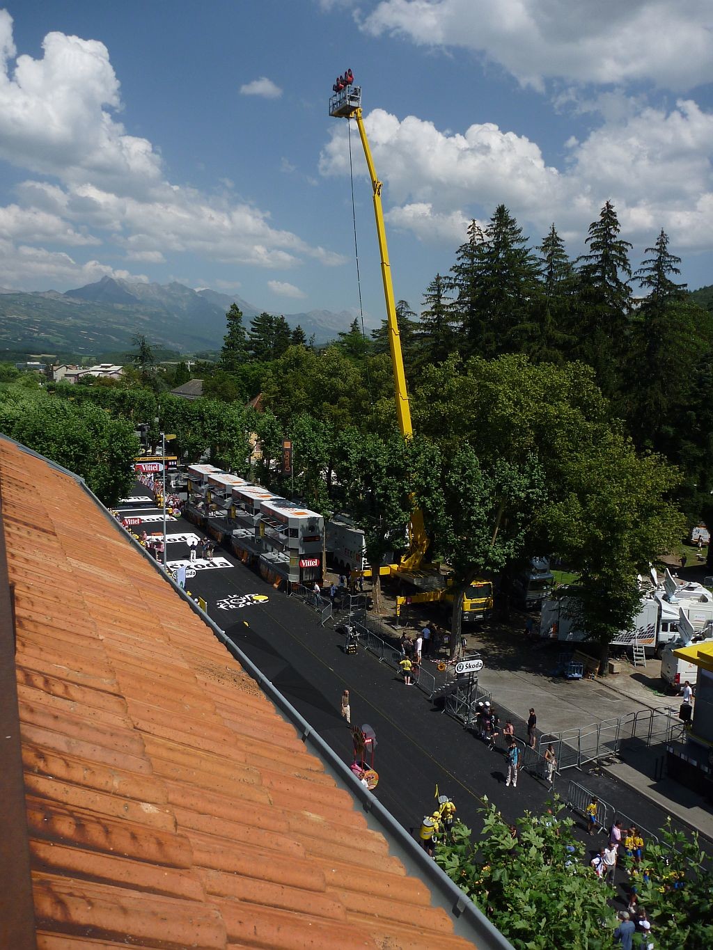 On fuit le cirque de l'arrivée de l'étape du Tour de France juste sous nos fenêtres...